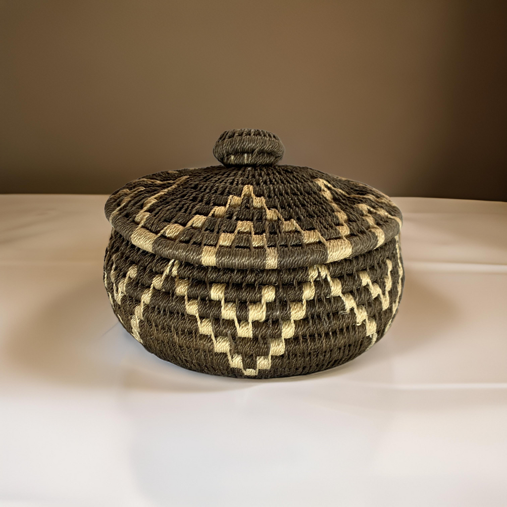 Mini Handwoven African Lidded Basket – Traditional Palm Fiber Keepsake Pot (5–10 cm)