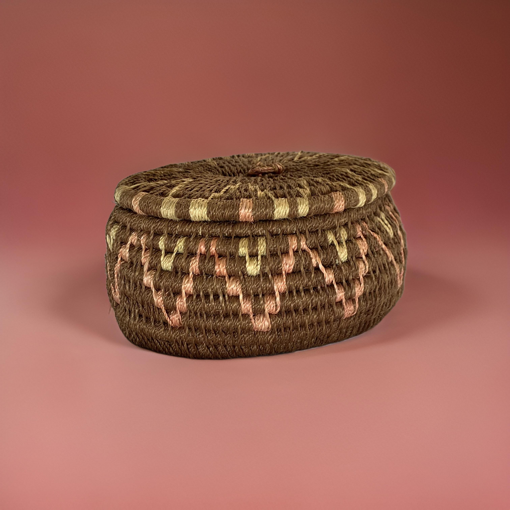 Mini Handwoven African Lidded Basket – Traditional Palm Fiber Keepsake Pot (5–10 cm)
