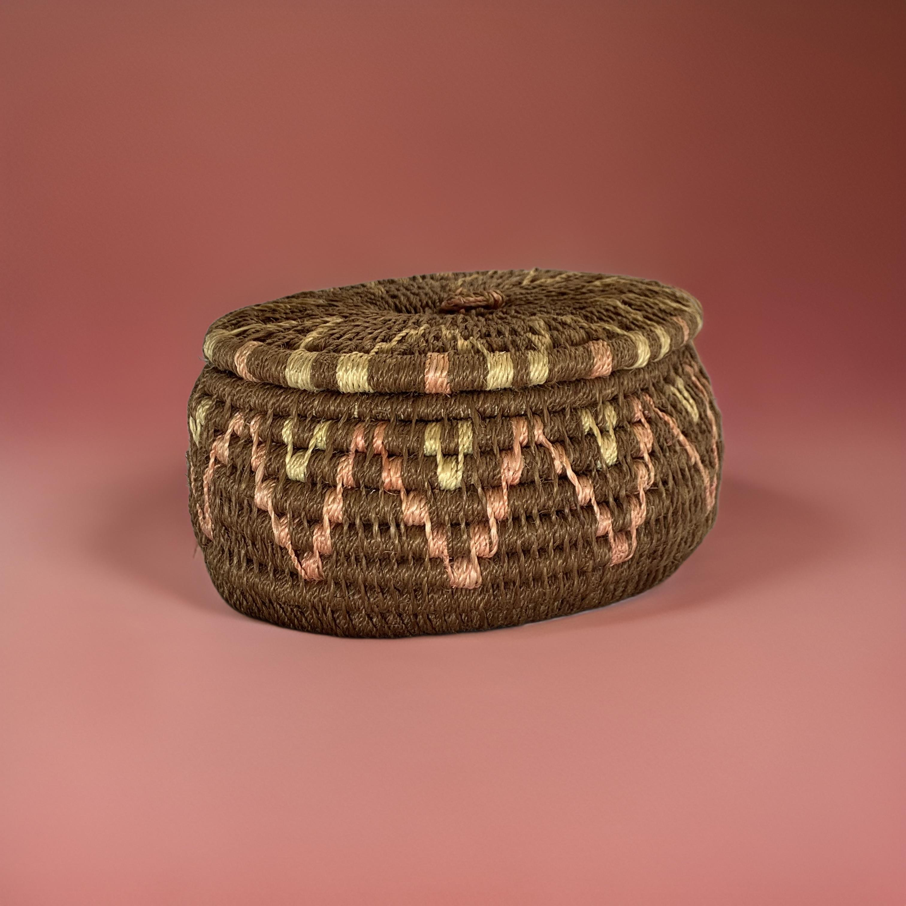 Mini Handwoven African Lidded Basket – Traditional Palm Fiber Keepsake Pot (5–10 cm)