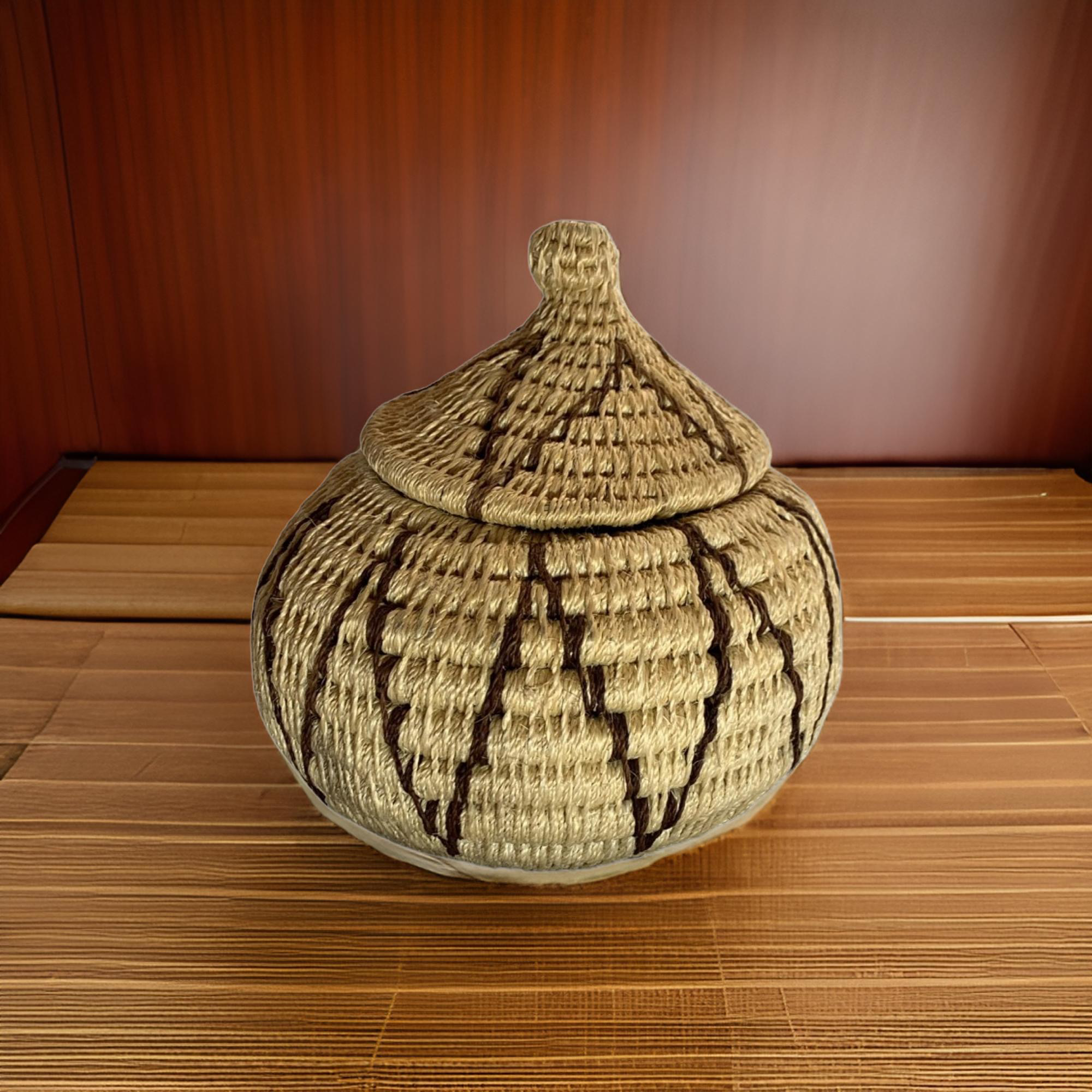 Mini Handwoven African Lidded Basket – Traditional Palm Fiber Keepsake Pot (5–10 cm)